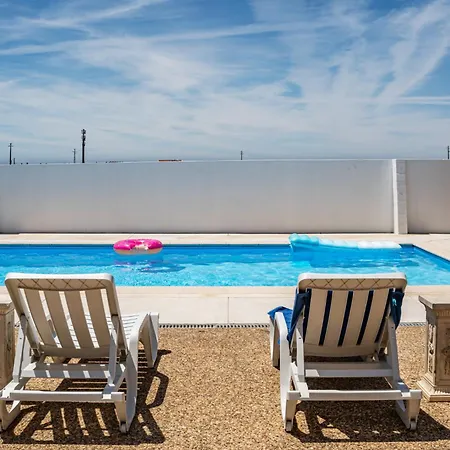 Wake Up With The Sea Breeze- House With Pool Ap1